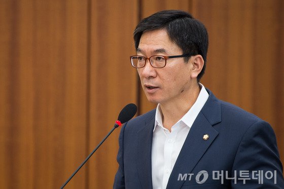 정성호 국회 국토법안심사소위원장이 18일 서울 여의도 국회에서 열린 국토교통위원회 전체회의에서 법안심사보고를 하고 있다. 2015.6.18/뉴스1 <저작권자 © 뉴스1코리아, 무단전재 및 재배포 금지>