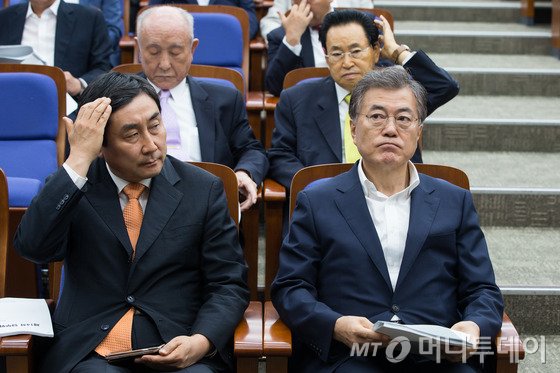 문재인 새정치민주연합 대표, 이종걸 원내대표가 8월20일 서울 여의도 국회에서 열린 당무위원회의에 참석하고 있다. 2015.8.20/뉴스1