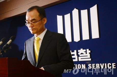 문무일 경남기업 특별수사팀장이 지난 7월2일 오후 서울 서초구 중앙지방검찰청 브리핑룸에서 '성완종 리스트' 관련 수사결과 발표를 하고 있다.문 팀장은 이날 故 성완종 전 경남기업 회장이 남긴 메모에 적혀있던 8명에 대해 홍준표 경남도지사와 이완구 전 국무총리는 정치자금법위반죄로 불구속으로 기소를, 허태열 전 대통령 비서실장, 홍문종 의원, 유정복 인천광역시장, 서병수 부산광역시장, 이병기 대통령 비서실장에 대해서는 혐의없음 처분을, 김기춘 전 대통령 비서실장에 대해서는 공소권 없음 처분을 결정했다고 밝혔다./사진= 뉴스1