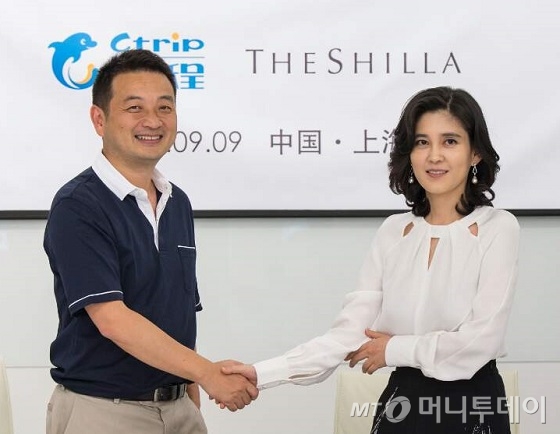 량찌엔장 씨트립(C-trip) CEO(왼쪽)와 이부진 신라호텔 사장이 9일 만나 악수를 하고 있다. /사진제공=신라호텔