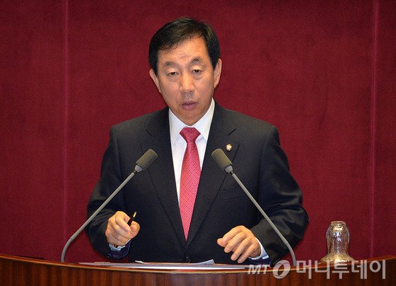 김성태 새누리당 의원이 5일 오전 서울 여의도 국회에서 교육-사회-문화에 대한 대정부 질문을 위해 열린 본회의에서 질문을 하고 있다. 2014.11.5/뉴스1 <저작권자 © 뉴스1코리아, 무단전재 및 재배포 금지>