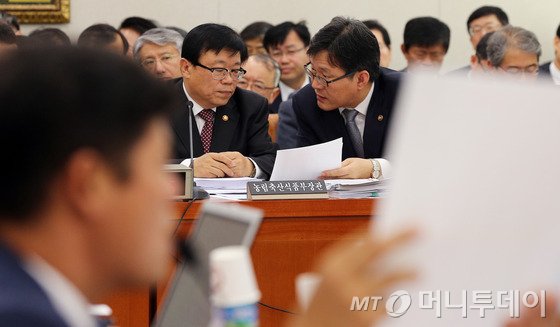 이동필 농림수산식품부 장관이 지난해 10월 27일 오전 서울 여의도 국회에서 열린 농림축산식품해양수산위원회 농림축산식품부에 대한 국정감사에서 의원들의 질의에 여인홍 차관과 대화를 나누고 있다. /사진=뉴스1