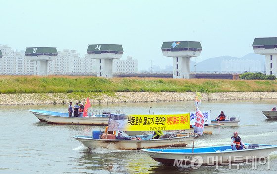 21일 오전 부산 사하구 한국수자원공사 앞 인근에서 낙동강재자연화 부산경남대구경북본부원들이 하굿둑 개방과 낙동강 일대 보 철거를 요구하며 선박시위를 하고 있다. 최근 낙동강 하류 김해, 양산, 부산구간에서는 어류 집단폐사 현상이 발생한 가운데 어민과 환경단체는 낙동강에 들어선 8개의 보와 하굿둑 때문에 어류 집단 폐사한다고 보고 있다. 이번 시위는 낙동강내수면어민총연합회가 공동으로 마련하고, 선박 70여 척이 동원됐다.2015.6.21/뉴스1 <저작권자 © 뉴스1코리아, 무단전재 및 재배포 금지>