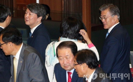 새정치민주연합 문재인 대표와 안철수 의원이 8일 서울 여의도 국회에서 열린 본회의에서 이기택 대법관 후보자 임명동의안 표결에 참여하며 동료 의원들과 대화를 나누고 있다. 2015.9.8/뉴스1