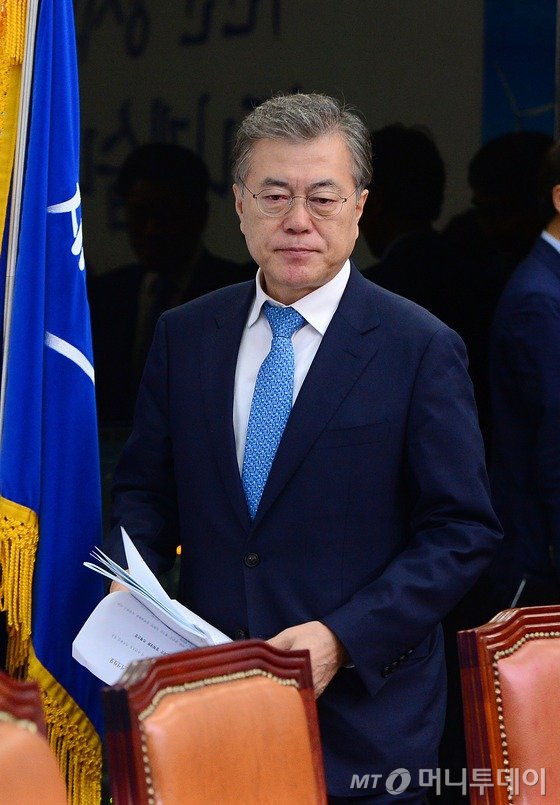 새정치민주연합 문재인 대표가 7일 오전 서울 여의도 국회에서 열린 최고위원회의에 굳은표정으로 입장하고 있다. 2015.9.7/뉴스1 <저작권자 © 뉴스1코리아, 무단전재 및 재배포 금지>
