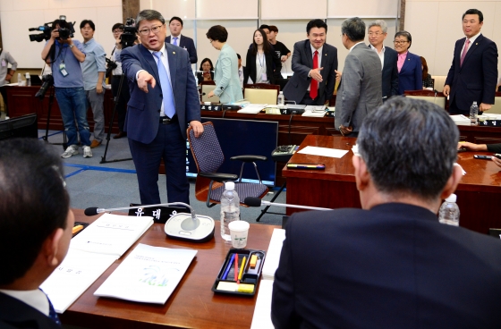 10일 오전 종로구 세종로 정부서울청사에서 열린 국회 안전행정위원회의 행정자치부에 대한 국정감사가 정종섭 장관의 최근 새누리당 연찬회에서의 '총선필승' 발언에 대한 집중포화로 여야간 의사진행 발언이 이어지다 정회되자 새누리당 조원진 의원이 야당에 항의하고 있다. 2015.9.10/뉴스1