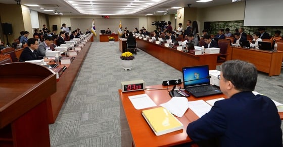 임환수 국세청장이 10일 정부세종청사에서 열린 국세청에 대한 국회 기획재정위원회의 국정감사에서 의원들의 질의에 답변 하고 있다. /사진=뉴스1