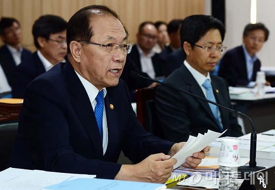 황우여 사회부총리 겸 교육부 장관이 10일 정부세종청사에서 열린 교육부에 대한 국회 교육문화체육관광위원회의 국정감사장에서 의원질의에 답하고 있다. 2015.9.10./뉴스1