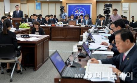 김현웅 법무부 장관이 10일 오전 경기도 과천정부청사에서 열린 법무부에 대한 국회 법제사법위원회 국정감사에서 업무보고를 하고 있다. /사진= 뉴스1