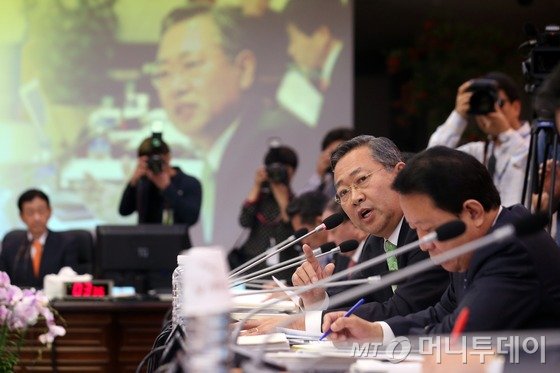 새정치민주연합 박남춘 의원이 8일 정부서울청사에서 열린 국회 안전행정위원회의 소방방재청에 대한 국정감사에서 남상호 소방방재청장에게 질의하고 있다. 2014.10.8/뉴스1