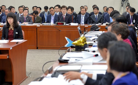 지난해 최양희 미래창조과학부 장관이 미래창조과학부방송통신위원회 국정감사에 출석해 의원들 질의에 답하고 있다. /사진제공=뉴스1