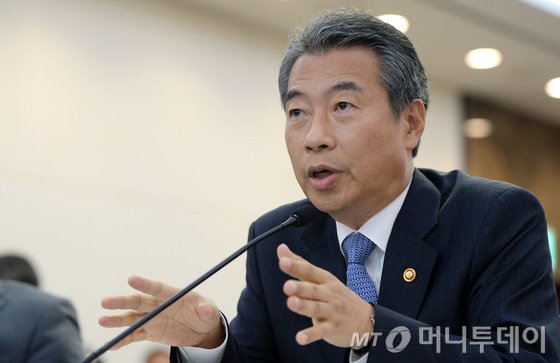 지난 10일 국회 안전행정위원회의 행정자치부에 대한 국정감사가 정종섭 장관이 여당 의원들의 질의에 답하고 있다. /사진= 뉴스1