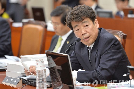 신계륜 새정치민주연합 의원이 13일 오후 서울 여의도 국회에서 열린 기획재정위원회의 통계청, 조달청 등에 대한 국정감사에서 박형수 통계청장에게 질의를 하고 있다. 2014.10.13/뉴스1 <저작권자 © 뉴스1코리아, 무단전재 및 재배포 금지>