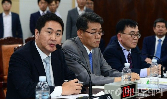 이석우 다음카카오 공동대표가 11일 정부세종청사에서 열린 국토교통부에 대한 국회 국토교통위원회의 국정감사에 증인 신분으로 참석, 의원질의에 답변하고 있다. 2015.9.11/뉴스1  <저작권자 © 뉴스1코리아, 무단전재 및 재배포 금지>