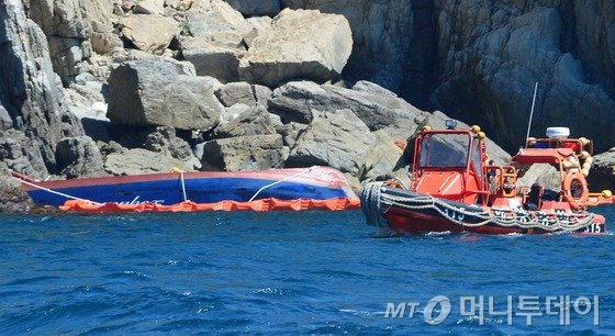낚시어선 돌고래호 전복 사고 닷새째인 지난 9일 오후 해경이 제주 추자도 인근 청도에 결박된 돌고래호 주변을 수색하고 있다. /사진=뉴스1