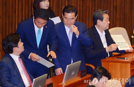 새누리당 황영철(왼쪽 두번째), 새정치민주연합 이윤석 의원(왼쪽 세번째)이 3일 국회 본회의장에서 새누리당 김무성 대표와, 원유철 원내대표에게  '농어촌 지방 선거구 의석 유지를 위한 특단의 대책요구' 서한을 전달하고 있다. 2015.9.3/뉴스1  <저작권자 © 뉴스1코리아, 무단전재 및 재배포 금지>