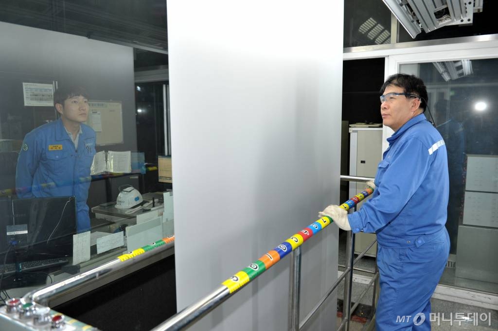 지난 11일 포스코 광양제철소 CGL라인에서 생산한 용융아연도금강판의 결함 여부를 육안으로 검사하고 있다. /사진=포스코