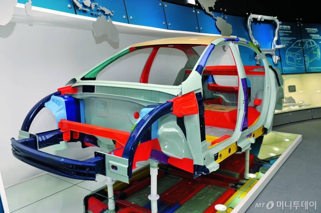 포스코 광양제철소 기술연구원 3연구동에 전시된 PBC-EV(POSCO Body Concept - Electric Vehicle)는 차체의 97%를 고강도강을 사용해 기존 차체 대비 무게를 약 25% 절감함으로써 연비와 안정성을 높일 수 있다. /사진=포스코