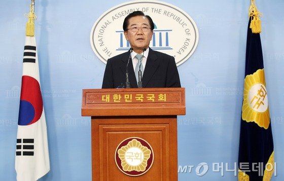 박준영 전 전남지사가 16일 서울 여의도 국회 정론관에서 열린 기자회견에서 새정치민주연합 탈당 을 선언하고 있다. 박 전 지사는 이 자리에서 "새정치민주연합은 지난 몇차례의 선거를 통해 이미 사망선고를 받았다"며 "오늘의 제 결정이 한국정치의 성숙과 야권의 장래를 위해 고뇌하시는 많은 분들께 새로운 모색의 계기가 되길 바란다"고 밝혔다. 2015.7.16/뉴스1 <저작권자 © 뉴스1코리아, 무단전재 및 재배포 금지>