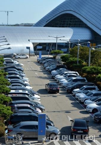 13일 인천국제공항공사가 다음달부터 인천공항 단기주차장의 하루 최대 주차요금을 2만4천원으로 인상한다고 밝혔다. 이는 기존 1만2천원에서 두 배로 올린 가격이다. 사진은 13일 인천공항 단기주차장 전경. 2015.9.13/뉴스1 <저작권자 © 뉴스1코리아, 무단전재 및 재배포 금지>