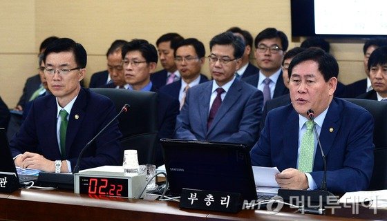 최경환 경제부총리 겸 기획재정부 장관이 14일 정부세종청사에서 열린 기획재정부에 대한 국회 기획재정위원회의 국정감사에서 의원질의에 답변하고 있다. 2015.9.14/뉴스1  <저작권자 &copy; 뉴스1코리아, 무단전재 및 재배포 금지>