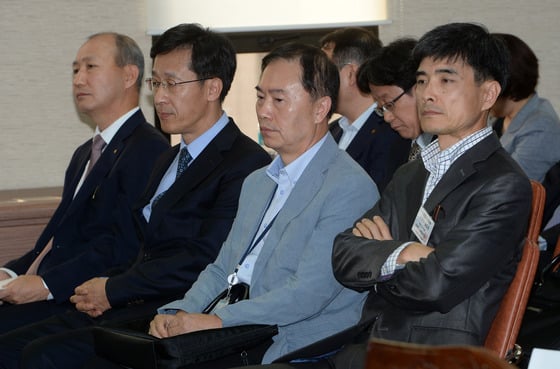 14일 오전 경기도 과천정부청사에서 열린 미래창조과학방송통신위원회 미래창조과학부에 대한 국정감사에 이성중(오른쪽부터) 엑스큐어넷 대표이사, 허손구 나나테크 대표,장기숭 KT sat 부사장, 오성목 KT 네트워크 부문장이 자리해 있다. /사진제공=뉴스1
