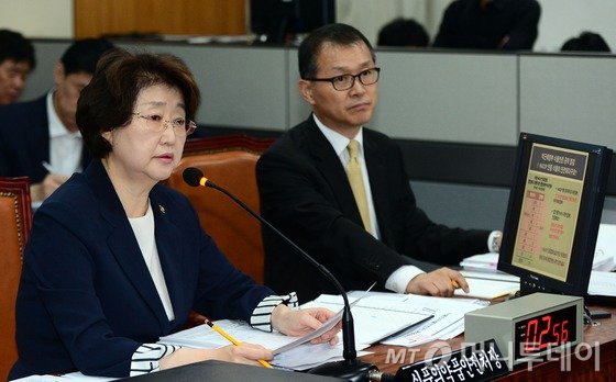 김승희 식품의약품안전처장이 14일 충북 청주시 식약처에서 열린 국회 보건복지위원회의 식품의약품안전처에 대한 국정감사에서 의원 질의에 답변하고 있다. 2015.9.14/뉴스1 <저작권자 © 뉴스1코리아, 무단전재 및 재배포 금지>