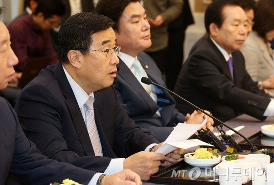 노동시장 개혁을 위한 노사정 대타협이 이뤄진 가운데 14일 서울 여의도 국회에서 열린 새누리당 노동선진화특위 및 환경노동위원회 당정협의에서 김정훈 정책위의장이 모두발언을 하고 있다. 2015.9.14/뉴스1 <저작권자 © 뉴스1코리아, 무단전재 및 재배포 금지>