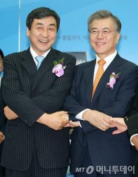 문재인 새정치민주연합 대표와 무소속 천정배 의원이 12일 오전 서울 서초동 국립외교원에서 열린 천 의원의 차녀 결혼식장에서 만나 악수하고 있다. 2015.9.12/뉴스1  <저작권자 © 뉴스1코리아, 무단전재 및 재배포 금지>