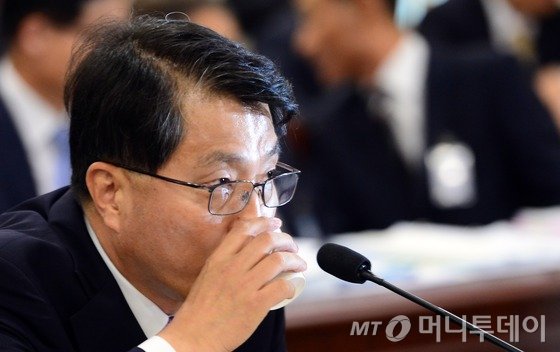 진웅섭 금융감독원장이 15일 서울 여의도 금감원에서 열린 국회 정무위원회의 금융감독원에 대한 국정감사에서 물을 마시고 있다. 2015.9.15/사진=뉴스1
