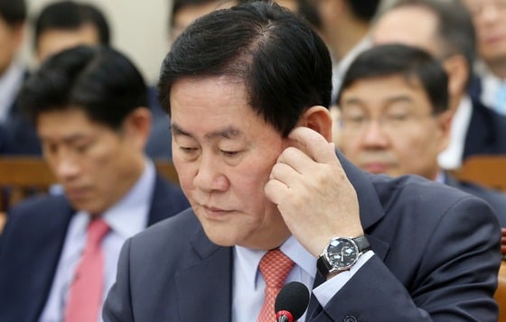 최경환 경제부총리 겸 기획재정부 장관이 15일 서울 여의도 국회에서 열린 기획재정위원회의 기획재정부에 대한 국정감사에서 머리를 만지며 생각에 잠겨 있다./사진=뉴스1