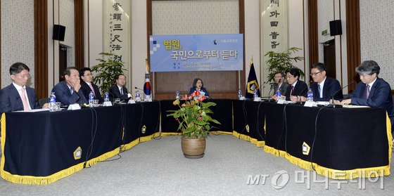 김영란 전 대법관이 14일 오후 서울 서초구 법원종합청사에서 열린 '법원, 국민으로부터 듣다' 좌담회에서 사회를 보고 있다. 이번 좌담회는 사법부가 직면하고 있는 문제점 등을 짚고 법원 및 법관에게 바라는 점과 조언을 듣기 위해 마련됐다. 서울고법은 이날 좌담회에서 이뤄진 논의들을 자료집으로 만들어 법원 구성원들에게 배포하고 공유할 계획이다. /사진=뉴스1