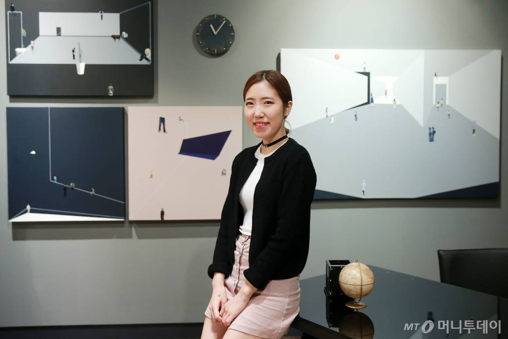 선과 면으로 표현된 건축물과 그 안에서 돌아다니는 사람들의 모습을 통해 '기억'의 실체에 다가가고자 하는 회화 작업을 하는 김보민 작가(30). 김 작가는 "작품을 통해 독자들이 자신의 기억들을 떠올려 볼 수 있으면 좋겠다"고 말했다. /사진=김창현 기자 chmt@