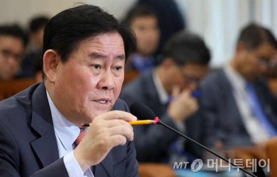 최경환 경제부총리 겸 기획재정부 장관이 15일 서울 여의도 국회에서 열린 기획재정위원회의 기획재정부에 대한 국정감사에서 의원들의 질의에 답하고 있다. 2015.9.15/뉴스1  <저작권자 © 뉴스1코리아, 무단전재 및 재배포 금지>