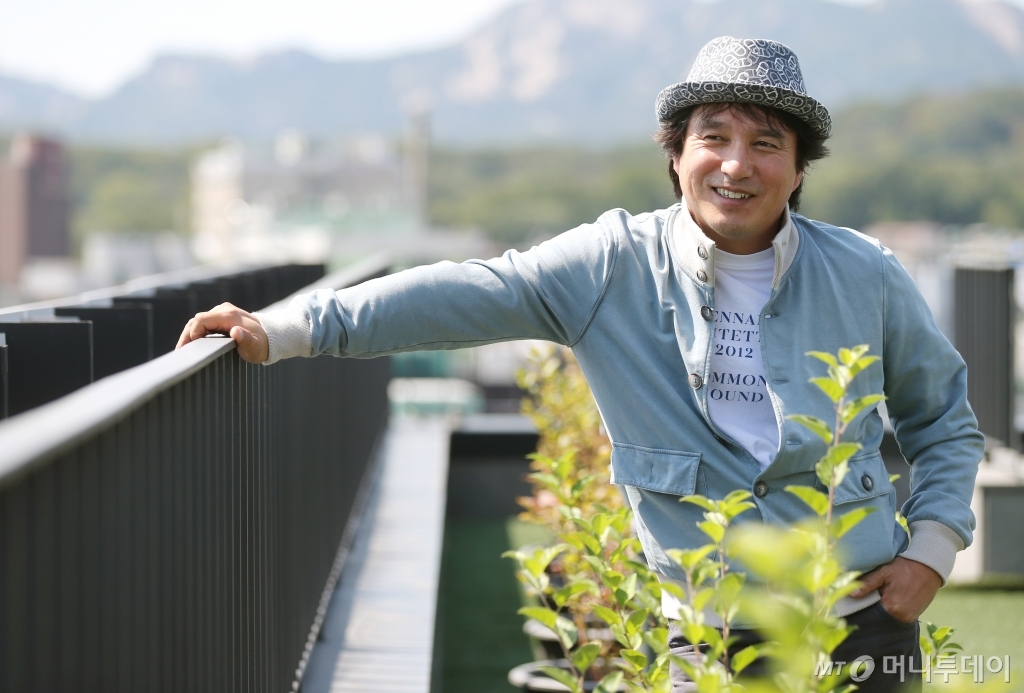 배우, 교수, 위원장, 건물주 등 다양한 직함을 갖고 있는 배우 조재현은 오는 10월 열리는 부산국제영화제에서 선보일 영화 '나홀로 휴가'로 감독이라는 직함까지 추가했다. 그는 "작년보다 두 개 정도 직함이 줄었는데, 자고 일어나면 또 하나가 늘어난다"며 웃었다. /사진=이동훈 기자 photoguy@