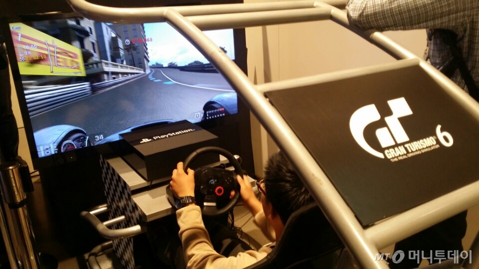 15일 '2015 프랑크푸르트 모터쇼'의 현대차 발표 생중계가 끝난 후 플레이스테이션 게임을 통해 'N비전 그란투리스모'를 체험해보는 모습./사진=박상빈 기자