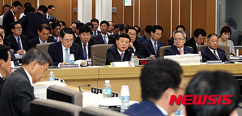 15일 오전 전남 나주 빛가람 혁신도시 농어촌공사에서 열린 농림축산식품해양수산위원회의 한국농수산식품유통공사 등 5개 기관의 국정감사. 맨 오른쪽이 강민수 한식재단 이사장/ 사진=뉴시스