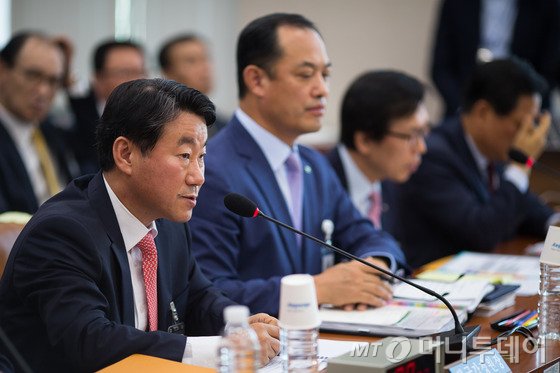 서종대 한국감정원장이 15일 서울 여의도 국회에서 열린 국회 국토교통위원회 국정감사에 출석해 의원들의 질의에 답하고 있다. 2015.9.15/뉴스1  <저작권자 © 뉴스1코리아, 무단전재 및 재배포 금지>