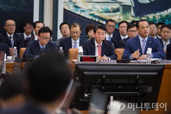 서종대 한국감정원장이 15일 서울 여의도 국회에서 열린 국회 국토교통위원회의 감정원 등에 대한 국정감사에 출석해 의원들의 질의에 답하고 있다. 2015.9.15/뉴스1  <저작권자 © 뉴스1코리아, 무단전재 및 재배포 금지>