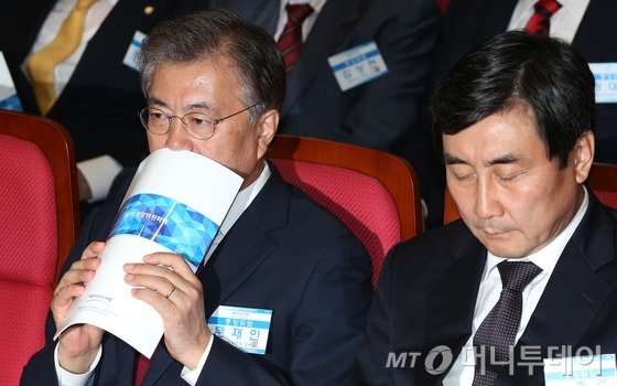 새정치민주연합 문재인 대표가 16일 오후 서울 여의도 국회 의원회관 대회의실에서 열린 중앙위원회에서 자료집으로 입을 가린 채 생각에 잠겨 있다. 2015.9.16/뉴스1