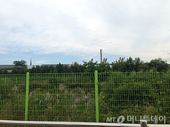 충청북도 청주시 흥덕구 오송읍에 위치한 'KTX 오송역세권 개발사업 부지'에 수목이 우거져 있다. /사진=신현우 기자