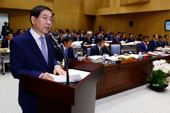 박원순 서울시장이 17일 오전 서울시청에서 열린 국회 안전행정위원회의 서울시 등에 대한 국정감사에서 업무보고를 하고 있다./사진제공=뉴스1