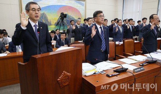17일 서울 여의도 국회에서 열린 정무위원회의 공정거래위원회에 대한 국정감사에서 정채찬 공정거래위원장이 증인 선서를 하고 있다. 2015.9.17/뉴스1>