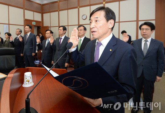 이주열 한국은행 총재가 17일 오전 서울 중구 남대문로 한국은행 본점에서 열린 국회 기획재정위원회의 한국은행에 대한 국정감사에서 선서를 하고 있다. 2015.9.17/뉴스1