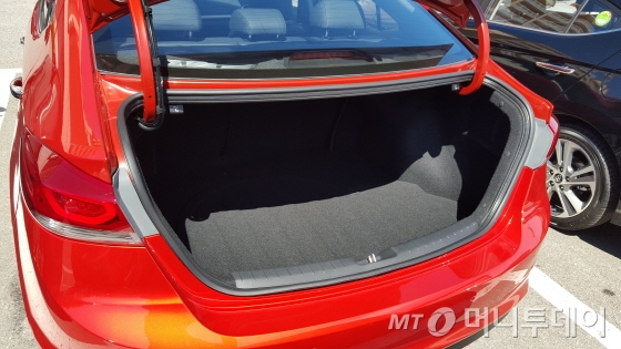 신형 아반떼 디젤의 트렁크./사진=양영권 기자