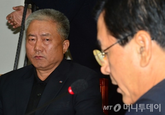 15일 오전 서울 종로구 세종로 정부서울청사 내 경제사회발전을 위한 노사정위원회 대회의실에서 열린 노사정위원회 제89차 본위원회에서 김동만 한국노총 위원장이 김대환 노사정위원장을 바라보고 있다. 노사정은 노동시장구조개선특별위원회 운영을 내년 9월 18일까지 1년 연장해, 주요 쟁점인 일반해고 요건 명확화와 취업규칙 변경 완화, 비정규직 이슈 등을 지속적으로 협의해 나가기로 했다.2015.9.15/뉴스1  <저작권자 &copy; 뉴스1코리아, 무단전재 및 재배포 금지>