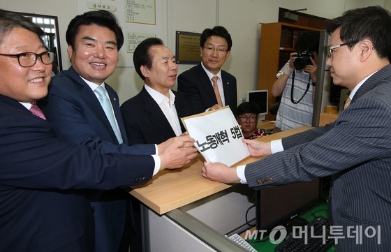 새누리당 원유철 원내대표와 이인제 최고위원, 조원진 원내수석부대표, 권성동 환노위 간사가 16일 서울 여의도 국회에서 노동개혁 5대 법안을 의안과에 제출하고 있다. 2015.9.16/뉴스1  <저작권자 &copy; 뉴스1코리아, 무단전재 및 재배포 금지>