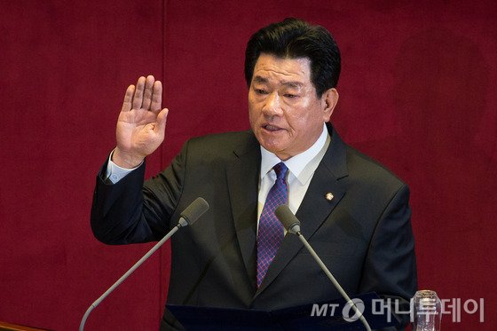 불법정치자금 수수 혐의로 의원직을 박탈당한 한명숙 전 의원의 비례대표 의원직을 승계한 신문식 새정치민주연합 의원이 지난 1일 서울 여의도 국회 본회의장에서 열린 제337회국회(정기회) 제1차 본회의에서 의원선서를 하고 있다. /사진=뉴스1
