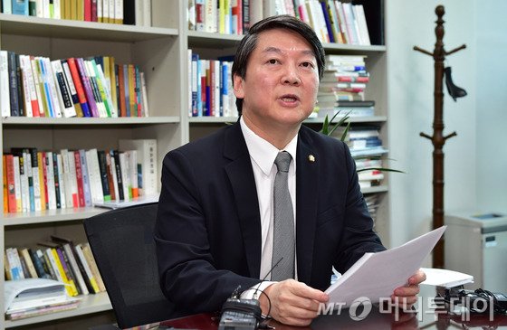 안철수 새정치민주연합 전 공동대표가 15일 서울 여의도 국회 의원회관 사무실에서 기자간담회를 열고 문재인 대표 재신임 사태와 관련한 입장을 밝히고 있다.2015.9.15/뉴스1