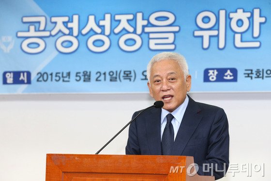 새정치민주연합 김한길 전 공동대표가 21일 오전 서울 여의도 국회 의원회관에서 공정성장을 위한 남북경제협력을 주제로 열린 안철수 전 공동대표와 박원순 서울시장의 좌담회에 참석해 축사를 하고 있다. 2015.5.21/뉴스1